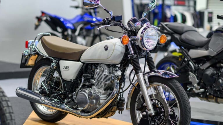 どっこい生きてたSR400ゥ！ 生誕45周年の2023年モデル、ニューカラーはマットグレーとホワイトの2色だ！【海外】