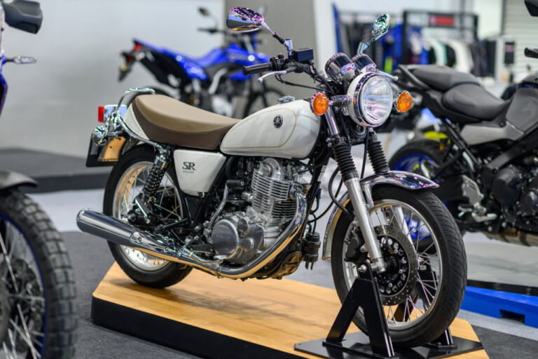ヤマハ|SR400|タイ仕様|どっこい生きてたSR400ゥ! 生誕45周年の2023年モデル、ニューカラーはマットグレーとホワイトの2色だ!【海外】