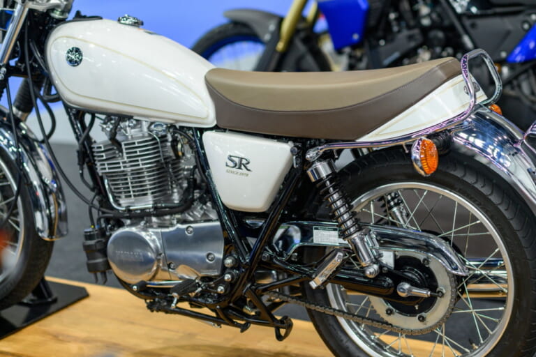 ヤマハ|SR400|タイ仕様|どっこい生きてたSR400ゥ! 生誕45周年の2023年モデル、ニューカラーはマットグレーとホワイトの2色だ!【海外】
