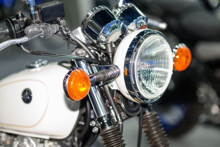 ヤマハ|SR400|タイ仕様|どっこい生きてたSR400ゥ! 生誕45周年の2023年モデル、ニューカラーはマットグレーとホワイトの2色だ!【海外】