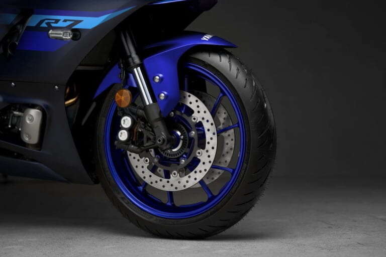 ヤマハ|YZF-R7|2024年モデル|北米仕様|ヤマハ「YZF-R7」の2024年カラーが登場! 北米独自のグレーは妖しいグラデーションのロゴが新鮮【海外】