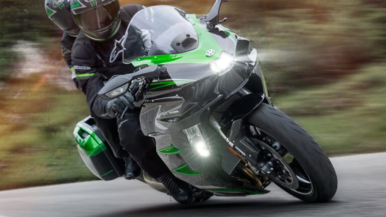 カワサキが「ニンジャH2 SX SE」の2024年モデルを1/20に発売！ 前車追従クルコンほか電子制御サスを装備する最高峰ツアラー