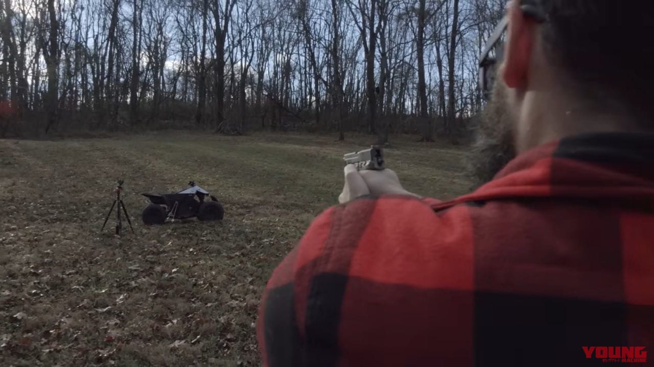 |テスラの最新モデル「サイバークアッド」で究極の耐久試験をした結果……【ショットガンやボウガンも使用】