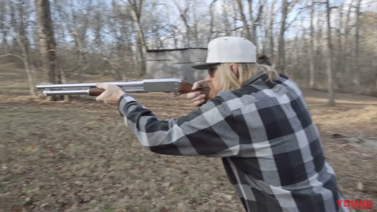 |テスラの最新モデル「サイバークアッド」で究極の耐久試験をした結果……【ショットガンやボウガンも使用】