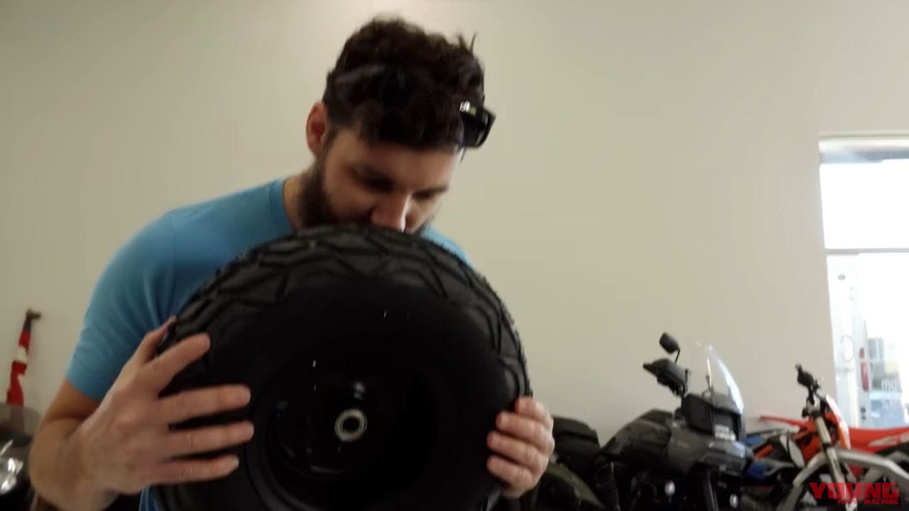 |テスラの最新モデル「サイバークアッド」で究極の耐久試験をした結果……【ショットガンやボウガンも使用】