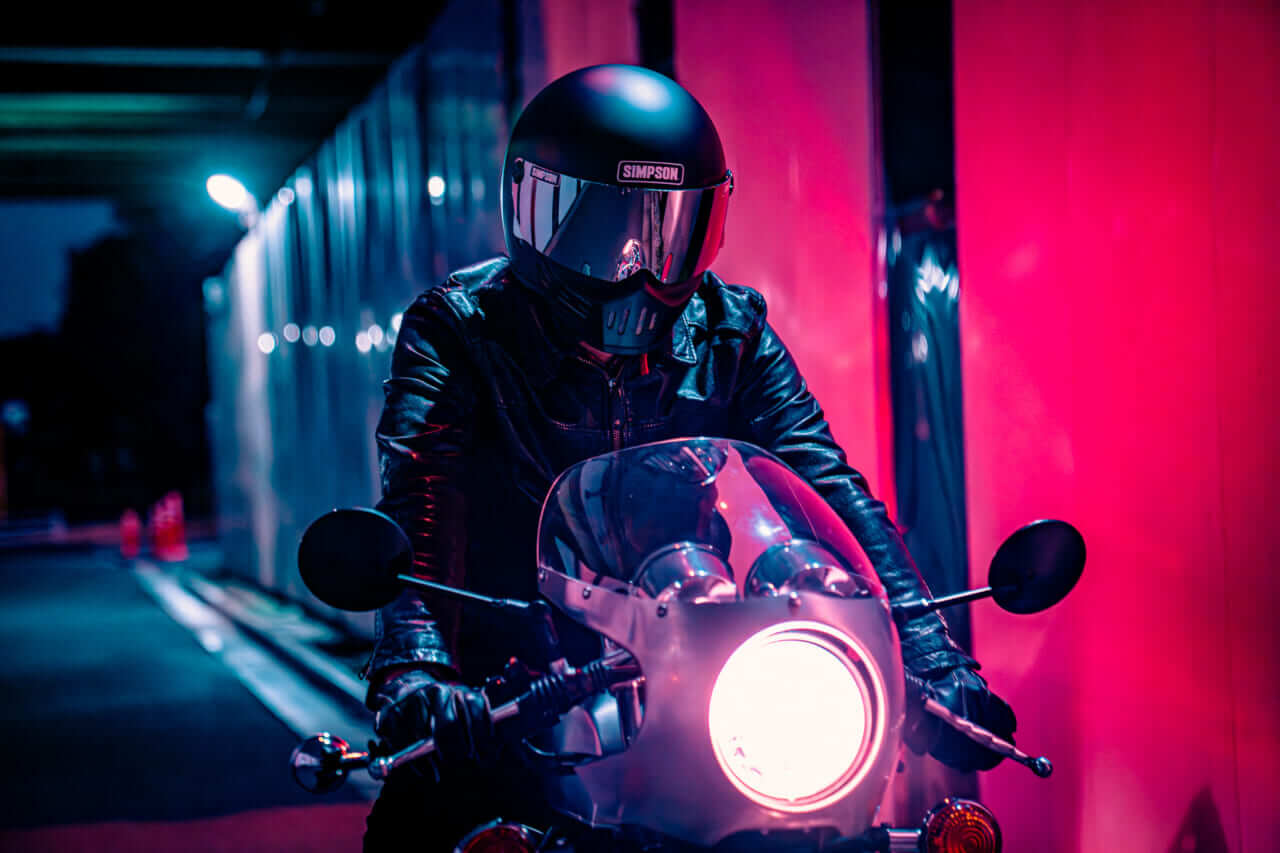 SIMPSON(シンプソン)M30|【映画人的ヘルメットレビュー】SIMPSON M30はダークヒーロー気分にひたれる、クラシックでちょいワル風なフルフェイスだ!