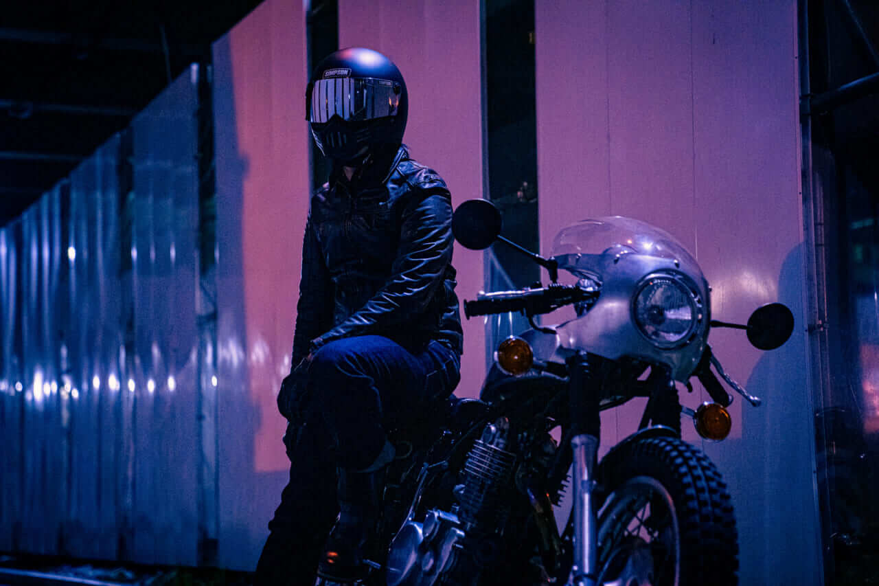 [写真] DSC00193 │ 【映画人的ヘルメットレビュー】SIMPSON M30はダークヒーロー気分にひたれる、クラシックでちょいワル風な