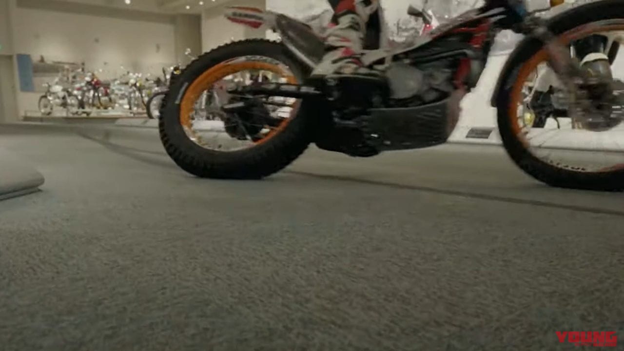 |ホンダの超貴重な機械遺産のすぐ横をバイクで飛ぶ! 跳ねる! リニューアル前のホンダコレクションホール館内を藤波貴久が爆走