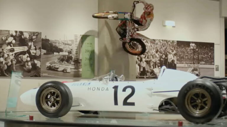 ホンダの超貴重な機械遺産のすぐ横をバイクで飛ぶ！ 跳ねる！ リニューアル前のホンダコレクションホール館内を藤波貴久が爆走