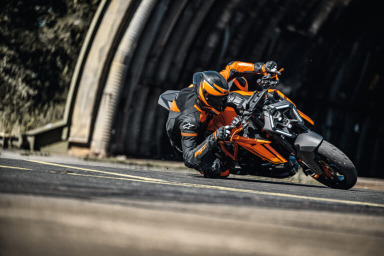 排気量は1350ccに!! KTMの超ネイキッド「1390 スーパーデューク」誕生！