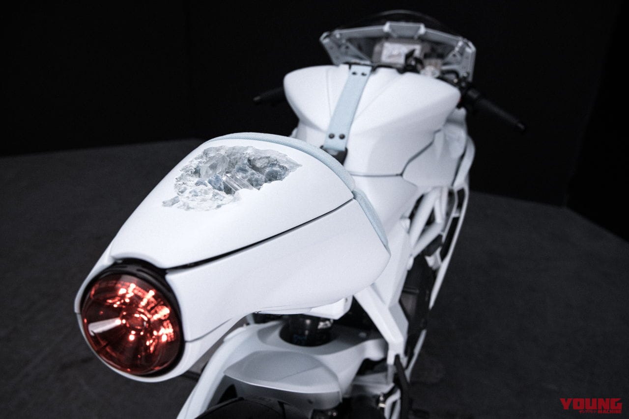 ｜【超限定車】動くアート彫刻！ MVアグスタ「スーパーヴェローチェ アーシャム」わずか6台を制作、アート展に出品
