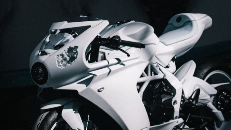 【超限定車】動くアート彫刻! MVアグスタ「スーパーヴェローチェ アーシャム」わずか6台を制作、アート展に出品