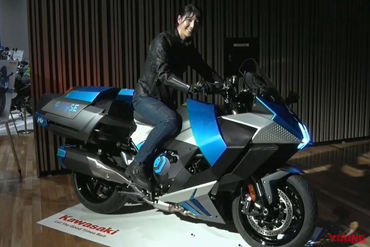 カワサキがニンジャH2SXをベースとした「水素エンジン モーターサイクル」の試作車を公開! 年明けには試験走行を開始