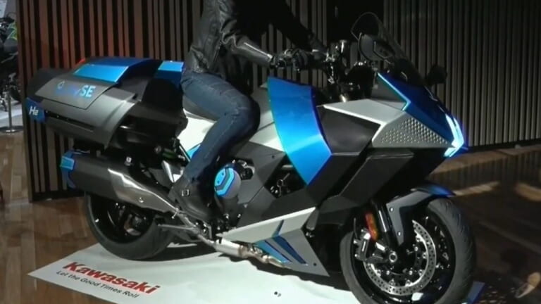 カワサキがニンジャH2SXをベースとした「水素エンジン モーターサイクル」の試作車を公開！ 年明けには試験走行を開始