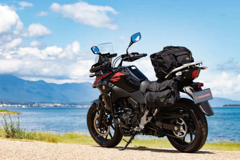 【デグナー】バイクに積載ができて、ボストンバッグとして持ち運びができる防水のシートバッグが登場！