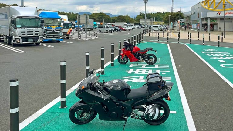 [バイク駐車問題] 東名高速・足柄SAの増設2輪駐車マスがライダーに好評