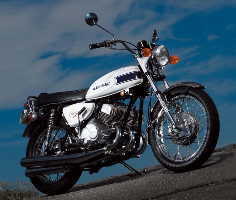 カワサキ|500SS マッハIII|世界一を奪取! 日本の4大メーカーが駆け抜けた50年──日本の名車100選【昭和44~48年編】