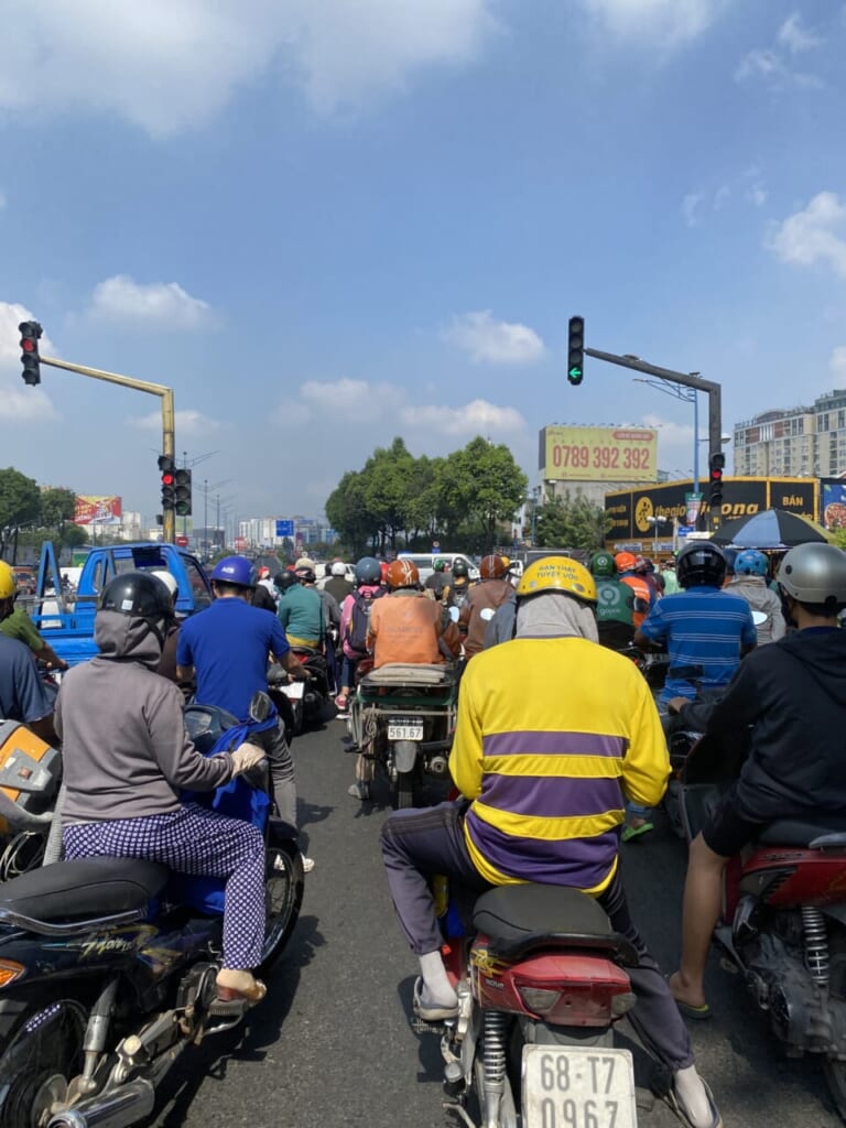 [海外バイク旅]バイク天国ベトナムのカオスな交通事情をレポート。赤信号は30秒ルール!?