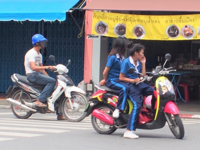 タイの学生バイク交通事情