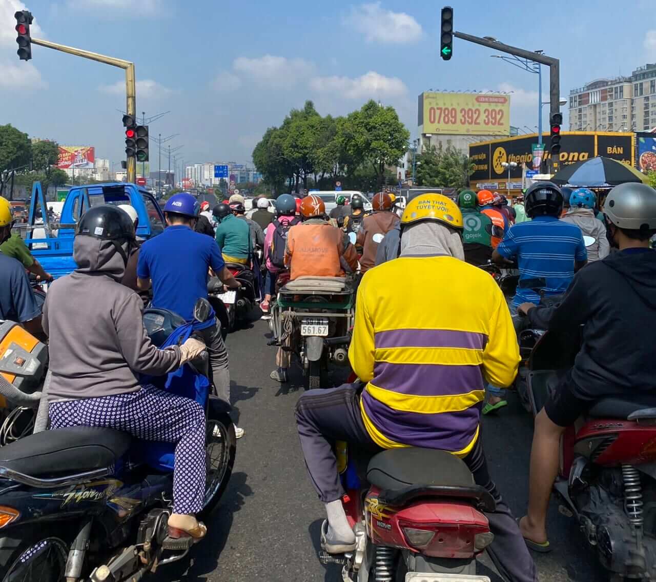 [海外バイク旅]バイク天国ベトナムのカオスな交通事情をレポート。赤信号は30秒ルール!?