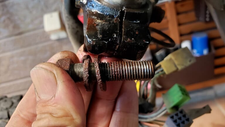 [DIY整備のコツ] ネジ穴までサビたボルトを壊さず抜くには”焦らず急がず”
