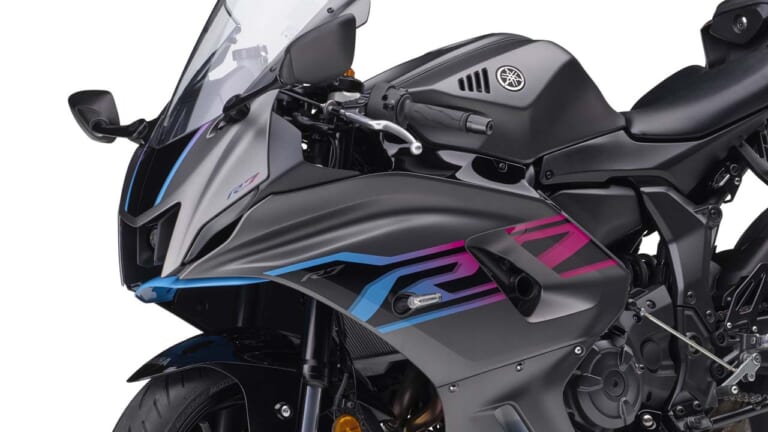 ヤマハ「YZF-R7」が車体色を刷新！ 新しいグレーは妖しいグラデーションのロゴが新鮮