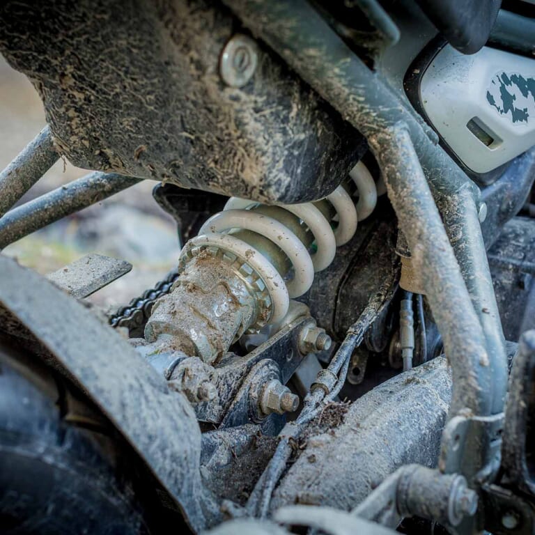 ロイヤルエンフィールド ヒマラヤ|リヤサスペンション|ロイヤルエンフィールド ヒマラヤ海外試乗レポート【初の水冷エンジンを搭載! インドの大自然が生んだ等身大アドベンチャー】