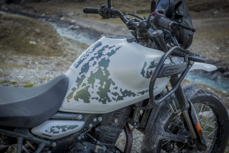 ロイヤルエンフィールド ヒマラヤ|タンク|ロイヤルエンフィールド ヒマラヤ海外試乗レポート【初の水冷エンジンを搭載! インドの大自然が生んだ等身大アドベンチャー】