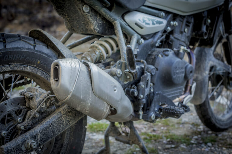 ロイヤルエンフィールド ヒマラヤ|マフラー|ロイヤルエンフィールド ヒマラヤ海外試乗レポート【初の水冷エンジンを搭載! インドの大自然が生んだ等身大アドベンチャー】