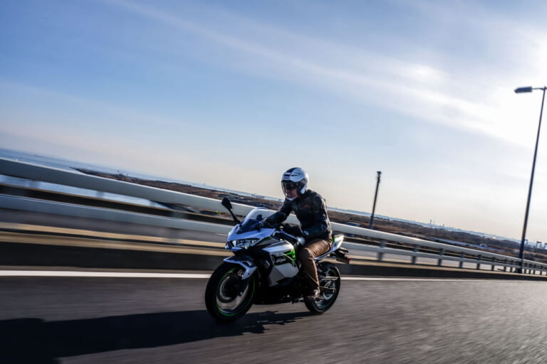 カワサキ|ニンジャe-1|【速報】カワサキ初の電動スポーツバイク「ニンジャe-1」速攻インプレ! 原付二種だけどeブーストで400並みの加速?!