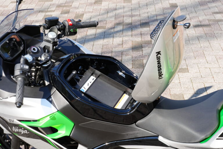 カワサキ|ニンジャe-1|【速報】カワサキ初の電動スポーツバイク「ニンジャe-1」速攻インプレ! 原付二種だけどeブーストで400並みの加速?!