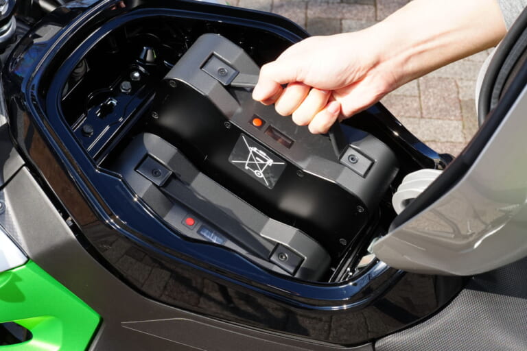 カワサキ|ニンジャe-1|【速報】カワサキ初の電動スポーツバイク「ニンジャe-1」速攻インプレ! 原付二種だけどeブーストで400並みの加速?!