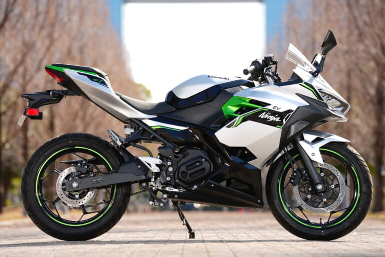 カワサキ|ニンジャe-1|【速報】カワサキ初の電動スポーツバイク「ニンジャe-1」速攻インプレ! 原付二種だけどeブーストで400並みの加速?!