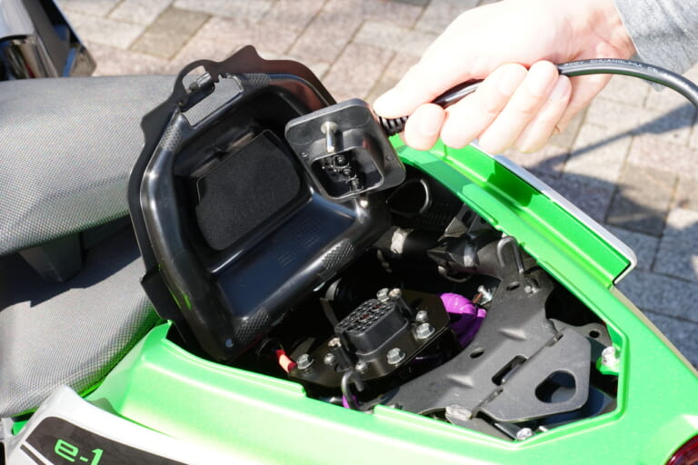 カワサキ|ニンジャe-1|【速報】カワサキ初の電動スポーツバイク「ニンジャe-1」速攻インプレ! 原付二種だけどeブーストで400並みの加速?!