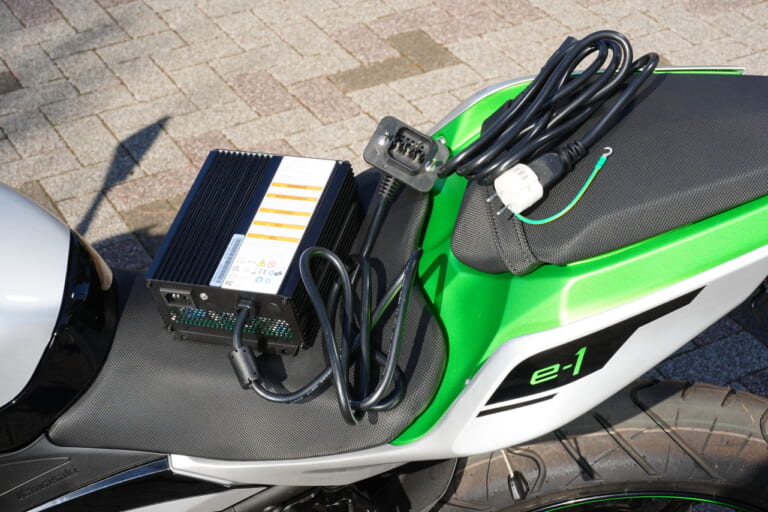 カワサキ|ニンジャe-1|【速報】カワサキ初の電動スポーツバイク「ニンジャe-1」速攻インプレ! 原付二種だけどeブーストで400並みの加速?!