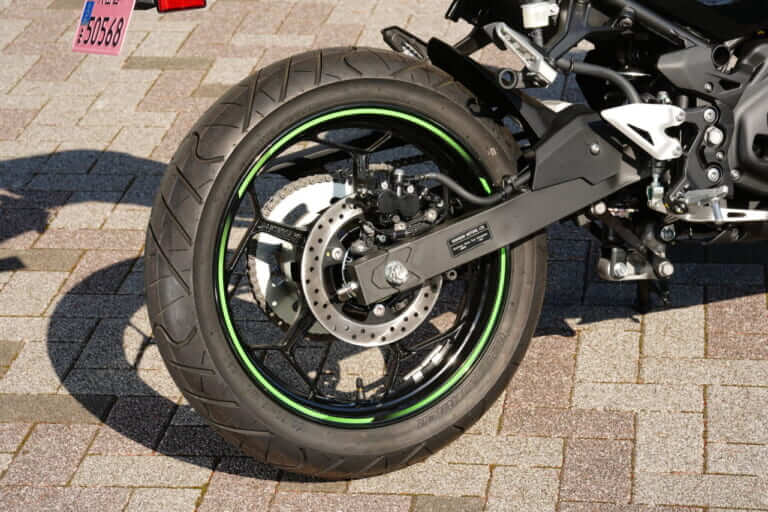 カワサキ|ニンジャe-1|【速報】カワサキ初の電動スポーツバイク「ニンジャe-1」速攻インプレ! 原付二種だけどeブーストで400並みの加速?!