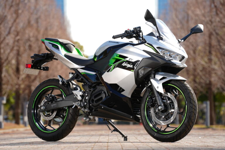 カワサキ|ニンジャe-1|【速報】カワサキ初の電動スポーツバイク「ニンジャe-1」速攻インプレ! 原付二種だけどeブーストで400並みの加速?!