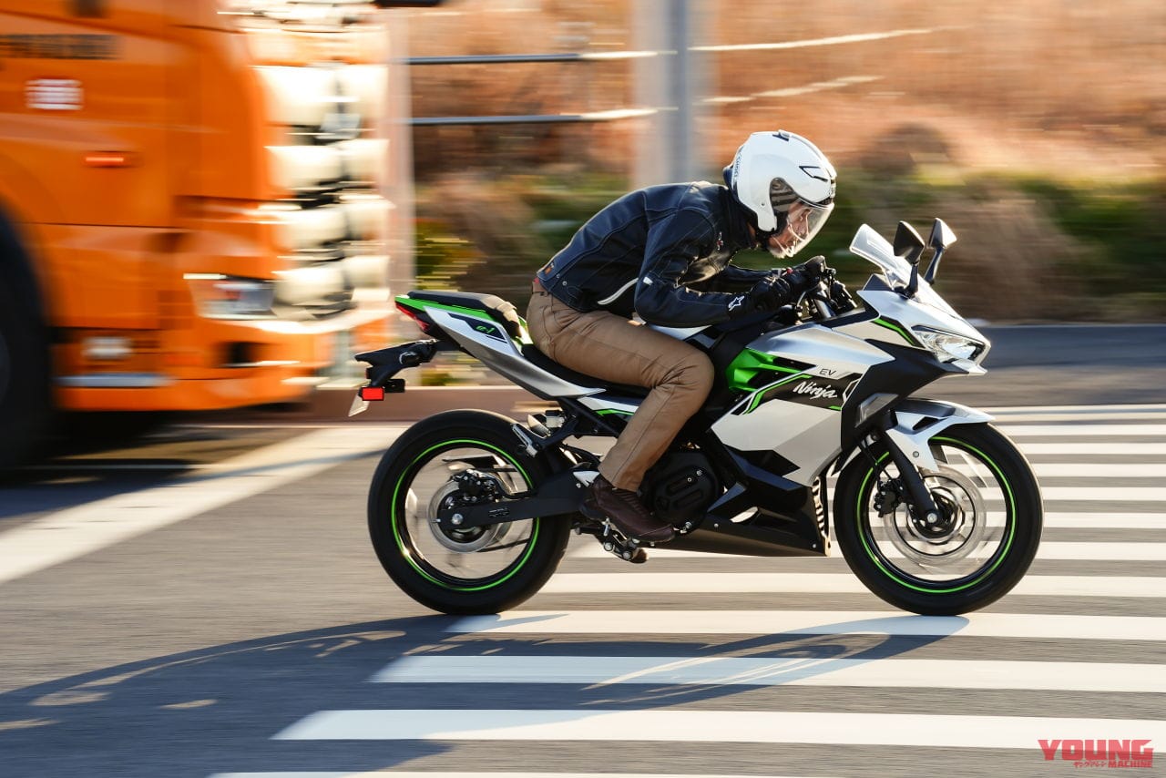 カワサキ|ニンジャe-1|【速報】カワサキ初の電動スポーツバイク「ニンジャe-1」速攻インプレ! 原付二種だけどeブーストで400並みの加速?!