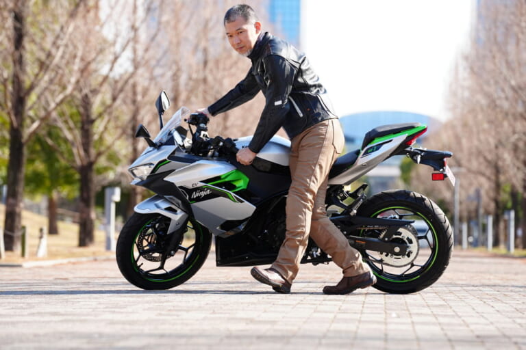 カワサキ|ニンジャe-1|【速報】カワサキ初の電動スポーツバイク「ニンジャe-1」速攻インプレ! 原付二種だけどeブーストで400並みの加速?!