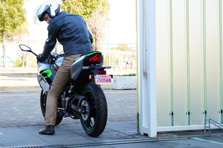 カワサキ|ニンジャe-1|【速報】カワサキ初の電動スポーツバイク「ニンジャe-1」速攻インプレ! 原付二種だけどeブーストで400並みの加速?!