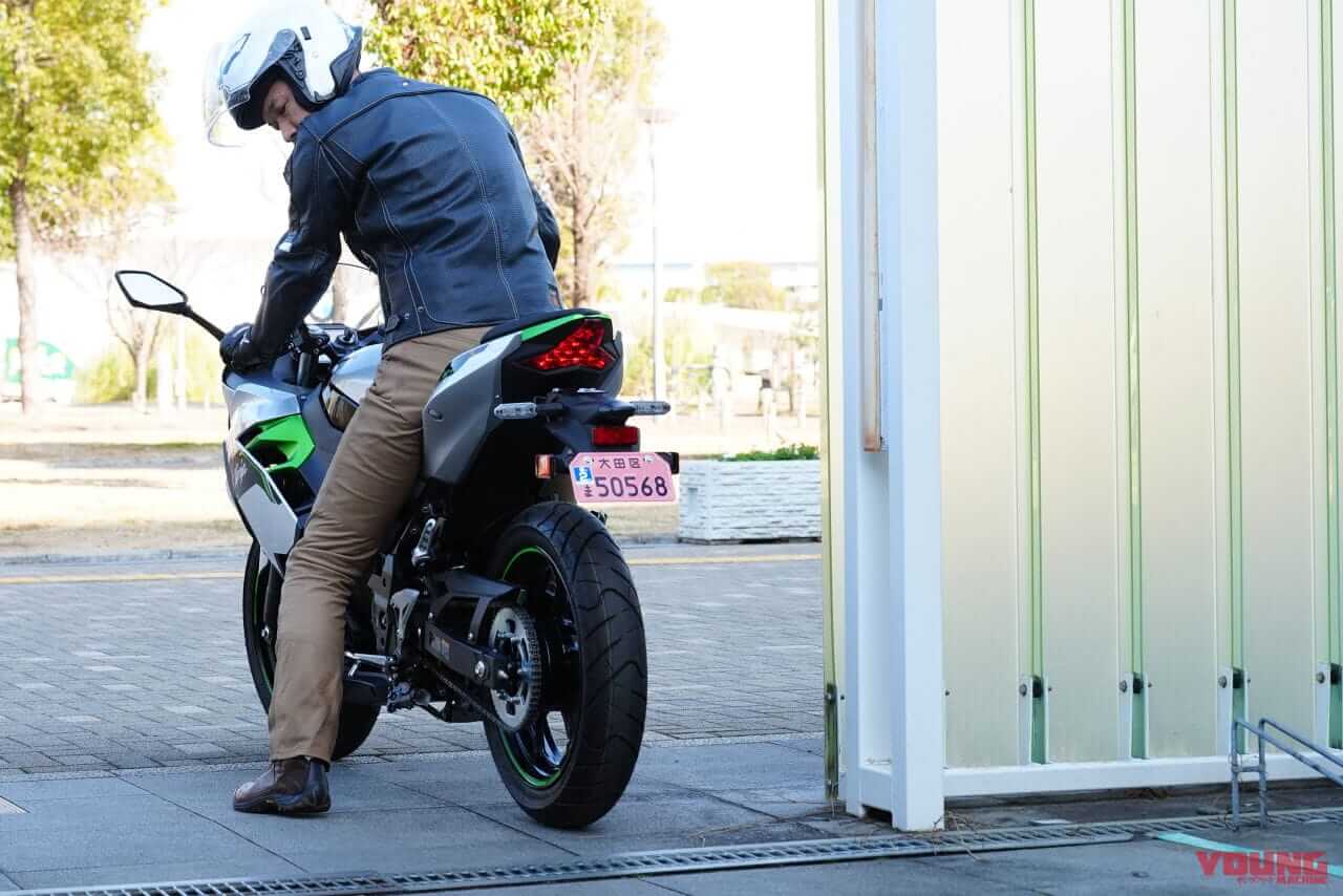 カワサキ|ニンジャe-1|【速報】カワサキ初の電動スポーツバイク「ニンジャe-1」速攻インプレ! 原付二種だけどeブーストで400並みの加速?!