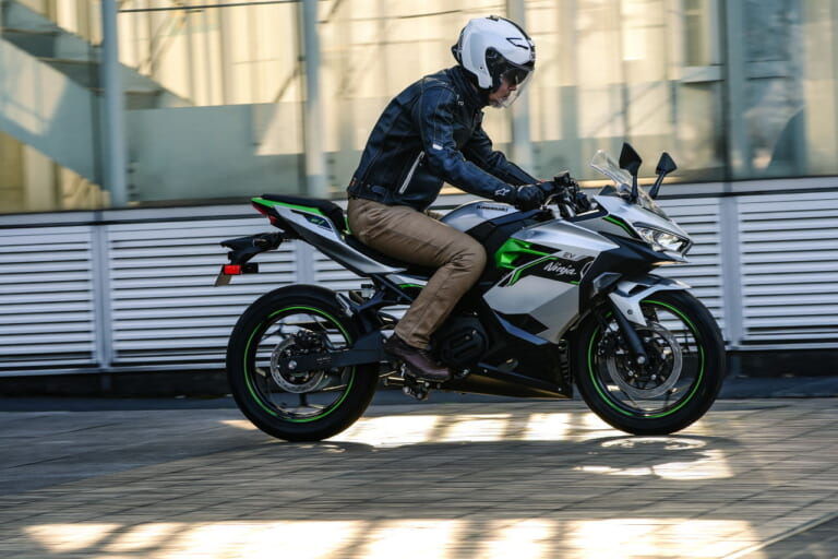 カワサキ|ニンジャe-1|【速報】カワサキ初の電動スポーツバイク「ニンジャe-1」速攻インプレ! 原付二種だけどeブーストで400並みの加速?!