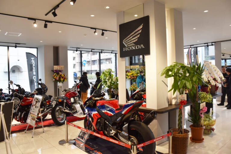 ホンダドリーム市川|CB400SF/SBとCB1100ファイナルが新車で買えるってマジ?! 本日オープンの“ホンダドリーム市川”で驚きのお宝車両を大発見ッ!!