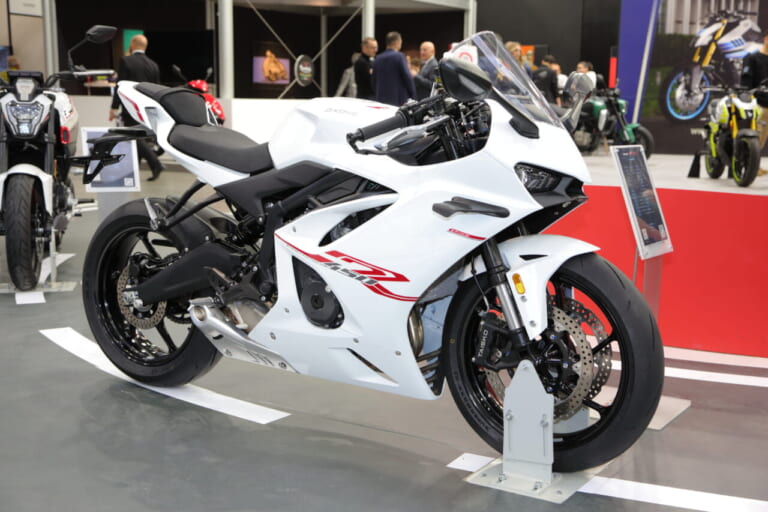 KOVE|450RR|【SCOOP!】新型ホンダ「CB400」は新開発の直4+新世代MT“Eクラッチ”のコンビで来る?!