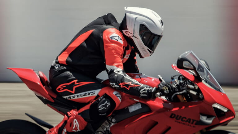 アルパインスターズ|スーパーテックR10|アルパインスターズのカーボン製ヘルメット「スーパーテックR10」市販へ!! 日本は2024年後半に登場か