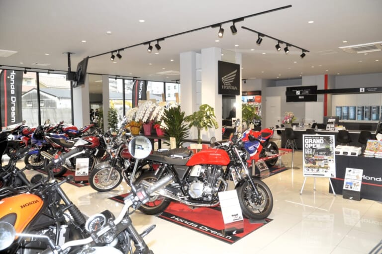 ホンダドリーム市川|CB400SF/SBとCB1100ファイナルが新車で買えるってマジ?! 本日オープンの“ホンダドリーム市川”で驚きのお宝車両を大発見ッ!!