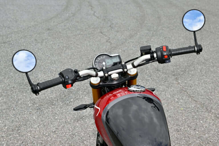 トライアンフ スピード400|ハンドルまわり|“中免”で味わえるトライアンフの世界:新型スピード400/スクランブラー400X【丸山浩試乗比較】