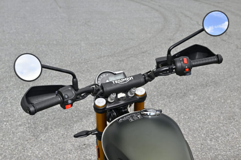 トライアンフ スクランブラー400X|ハンドルまわり|“中免”で味わえるトライアンフの世界:新型スピード400/スクランブラー400X【丸山浩試乗比較】