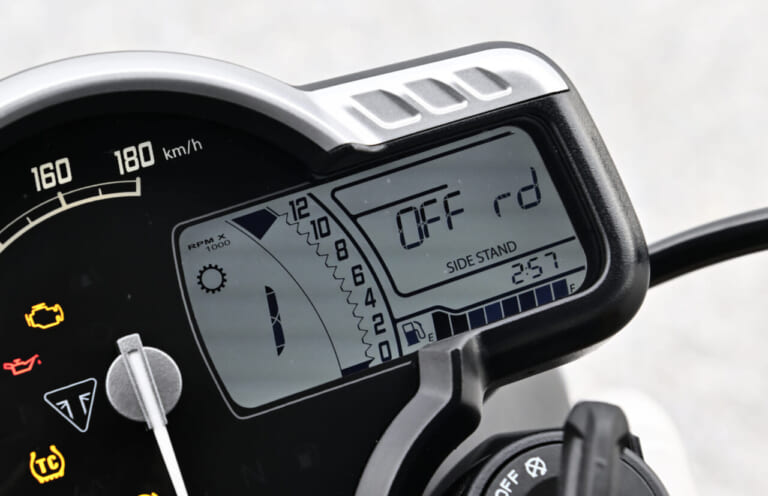 トライアンフ スクランブラー400X|メーター|“中免”で味わえるトライアンフの世界:新型スピード400/スクランブラー400X【丸山浩試乗比較】