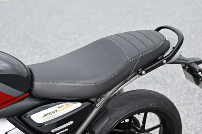 トライアンフ スピード400|シート|“中免”で味わえるトライアンフの世界:新型スピード400/スクランブラー400X【丸山浩試乗比較】